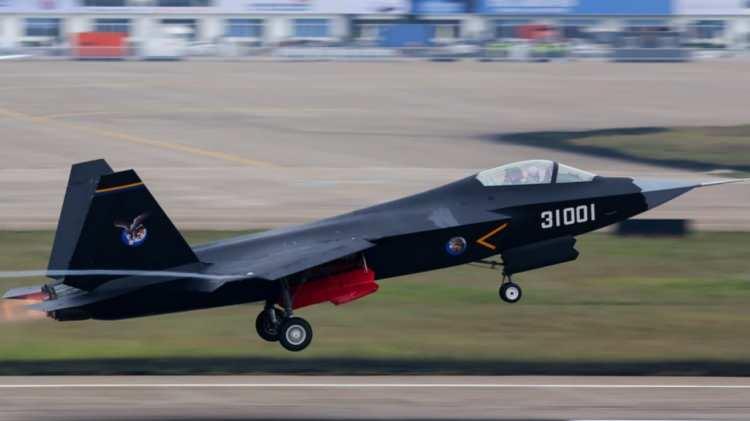 <p><strong>2. Chengdu J-20 Mighty Dragon</strong></p>

<p>Çin'in 2017'de tanıttığı ilk 5. nesil savaş uçağı olan J-20 Mighty Dragon, F-22 ve Su-57 ile rekabet edecek şekilde tasarlanmış ağır ve güçlü bir savaş uçağıdır. Çin savaş uçağı geliştirmede bir adım ileridir ve Çin Halk Kurtuluş Ordusu Hava Kuvvetleri'ne (PLAAF) gelişmiş aviyonikler ve üstün performans getirir. İtme vektörlü motor egzozları olmadan benzerleri kadar manevra kabiliyetine sahip olmayabilir, ancak Chengdu J-20'nin gizli tasarımı hala inanılmaz derecede gelişmiştir.</p>
