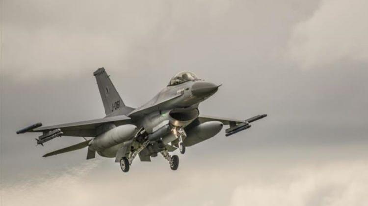 <p><strong>1. Lockheed Martin F-35 Lightning II</strong></p>
<p>Lockheed Martin F-35 Lightning II, Amerika Birleşik Devletleri'nin beşinci nesil savaş uçağı geliştirmesinin zirvesidir. 2006'da üretime girmesinden bu yana F-35, savaş uçağı geliştirmedeki en son gelişmeleri bünyesinde barındırmaktadır. Eşsiz gizlilik özellikleri, sensör füzyonu, dünyanın en güçlü savaş uçağı motoru, veri ağı yetenekleri ve en gelişmiş radara sahiptir. Pilotları, kendilerine benzeri görülmemiş düzeyde durumsal farkındalık sunan özel bir artırılmış gerçeklik kaskı bile kullanırlar.</p>