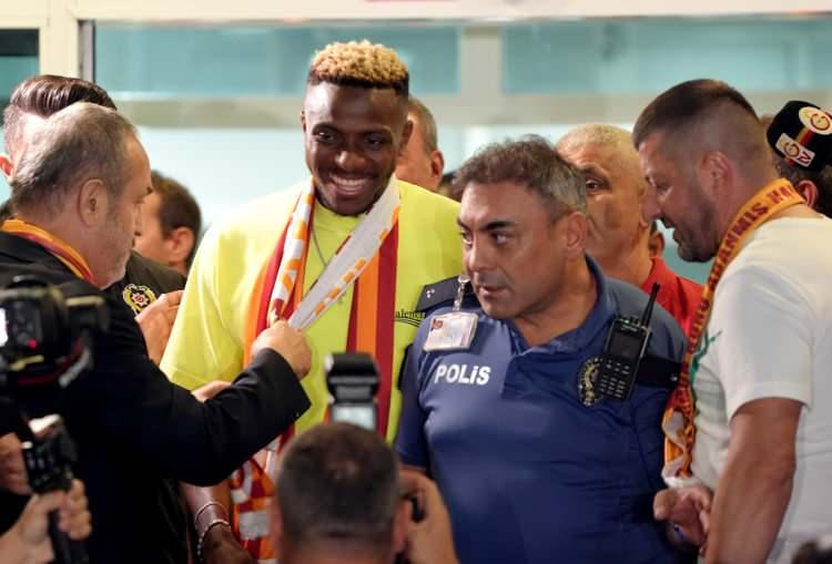 <p>Her şeye rağmen kurtuluş olarak gördüğü futbol aşkından geri kalmayan, idolü olarak gördüğü Didier Drogba gibi olmak isteyen, yardımsever futbolcu Sadio Mane'den ilham alan Osimhen, Ultimate Strikers Academy'ye katıldı ve burada ülkenin o zamanki U-17 antrenörü Emmanuel Amuneke ve gözlemcilerin dikkatini çekti.</p>
<p> </p>