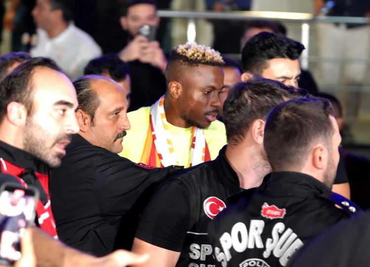 <p>Kendisine verilen kısa süreli şansı çok iyi değerlendiren Victor Osimhen, U17 Dünya Kupası'nda 10 golle krallığa ulaşarak altın ayakkabı ve gümüş top ödüllerinin sahibi oldu ve masalsı yolculuğu başladı.</p>
<p> </p>