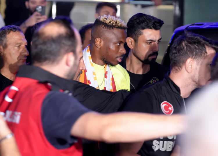 <p>2017'DE WOLFSBURG KARİYERİ BAŞLADI</p>
<p> </p>
<p>2015 yılında CAF tarafından "Yılın Genç Oyuncusu" seçilen Osimhen, 2017 senesinde Bundesliga ekibi Wolfsburg'un yolunu tutarken Almanya'da işler istediği gibi gitmedi.</p>