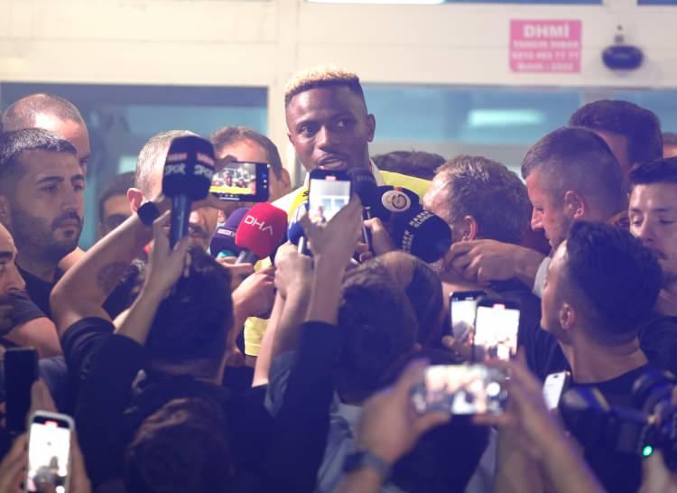 <p>LILLE'DE YÜKSELİŞİNE DEVAM ETTİ</p>
<p> </p>
<p>Charleroi, 2019 yılında 3.5 milyon euroya bonservisini aldığı Osimhen'i 1 ay sonra 22.4 milyon euroya Fransız ekibi Lille'e gönderdi.</p>
<p> </p>
<p> </p>