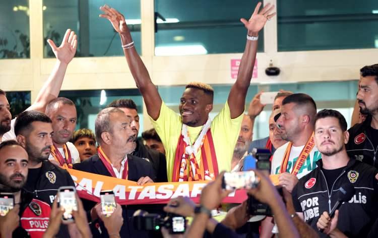 <p>Ciddi bir ameliyat geçiren ve Afrika Uluslar Kupası'nı kaçıran Nijeryalı golcü, o andan itibaren kendisiyle özdeşleşen ve her müsabakada takmayı alışkanlık haline getirdiği maskesini takmaya başladı.</p>