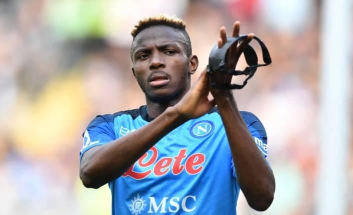 <p><strong>MASKEYİ NEDEN TAKIYOR?</strong></p>
<p>Kasım 2021'de Victor Osimhen, Napoli'nin San Siro'da Inter'e 3-2 yenildiği maçta korkunç bir kafa travması geçirdi ve elmacık kemiği ile orbital kemiğinde kırıklar oluştu.</p>
<p> </p>