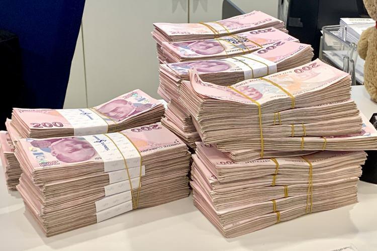 <p>"Sosyal güvenlik sisteminin fiili ve yasal kapsamının genişletilmesi ve kapsamda yer almayan grupların sisteme girişlerinin sağlanması için farklı meslek ve gelir gruplarına yönelik uygulamalar geliştirilecek, sosyal güvenlik mevzuatı değişen işgücü piyasası koşullarına ve yeni nesil esnek çalışma şekillerine daha uyumlu hale getirilecektir."</p>