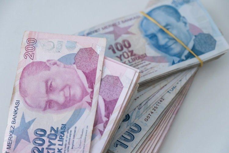 <p><span style="color:rgb(20, 35, 58)">Mevut sistemde çalışanlar her ay brüt ücretlerinin yüzde 3'ünü BES'e (Bireysel Emeklilik Sistemi) aktarıyor. Devlet bunun yüzde 30'u kadar katkı yapıyor ve birikimler değişik fonlarda artıyor. Bu sisteme işveren katkısı da gelecek. 10 yıl 56 yaş olarak şu anda uygulanan şartlar yerine gelince birikim sahibine toplu para ya da emekli maaşı ödenecek.</span></p>