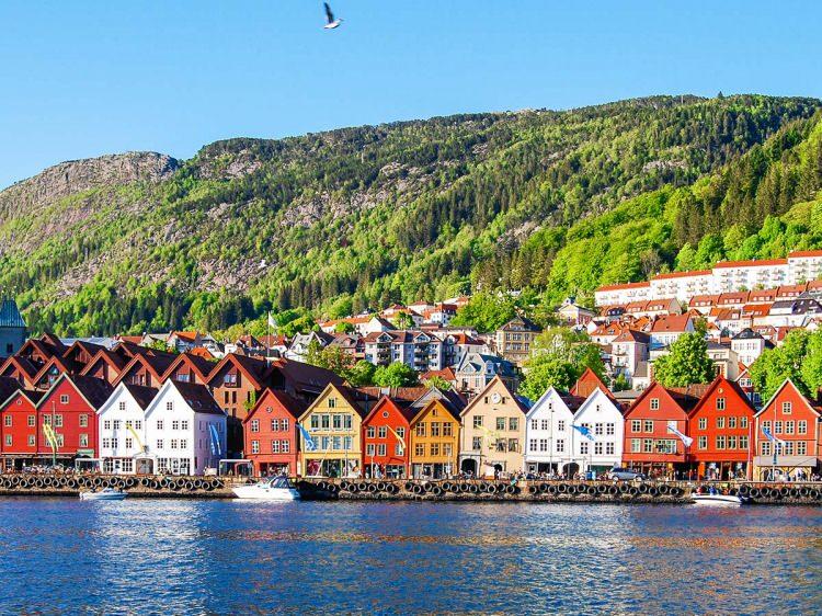 <p><span style="color:#B22222"><strong>20) NORVEÇ</strong></span></p>
<p> </p>
<p><strong>651 MİLYAR DOLAR</strong></p>