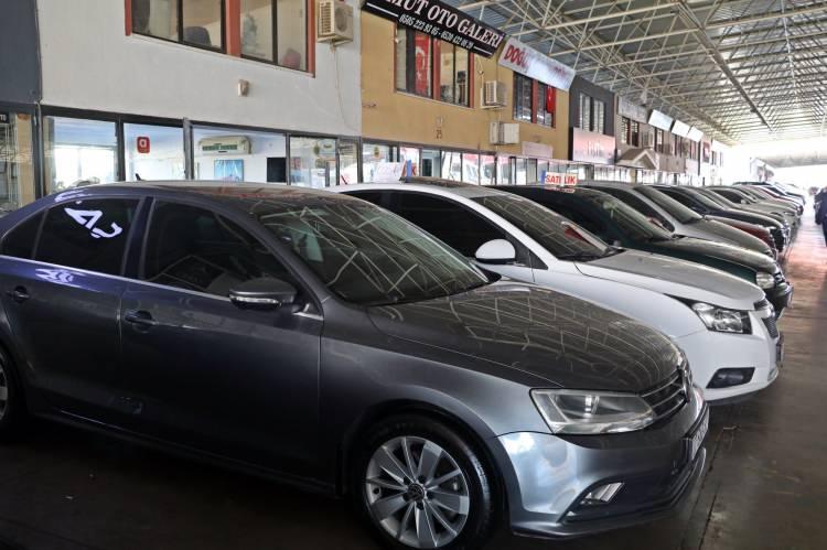 <p>Lüks otomobil grubunda geçen ay 95 DS, 78 Porsche, 66 Lexus, 25 Maserati, 3 Jaguar, 2 Ferrari ile 1'er adet Bentley, Lamborghini ve 1 Aston Martin satıldı.</p>