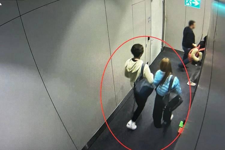 <p>Kazaya neden olan 17 yaşındaki s&uuml;r&uuml;c&uuml; Timur Cihantimur'un, olay yerine gelen annesi Eylem Tok'un aracıyla buradan uzaklaştığı, annesiyle &ouml;nce Mısır'a, ardından da ABD'ye gittikleri tespit edilmişti.</p>

<p>&nbsp;</p>
