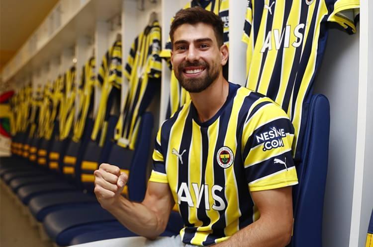 <p>2022'nin yaz transfer döneminde 5.23 milyon euroya kadroya katılan Luan Peres, bedelsiz olarak Santos'a gönderildi.</p>