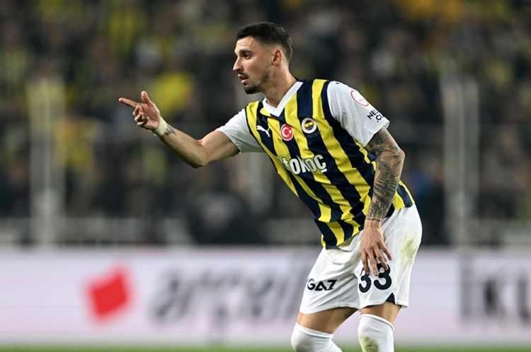 <p>Fenerbahçe'nin Kızılyıldız ile yaptığı anlaşmaya göre Krunic'in ileride satılması durumunda Sırp ekibi, sarı-lacivertlilere satış bedelinin yüzde 50'sini ödeyecek.</p>