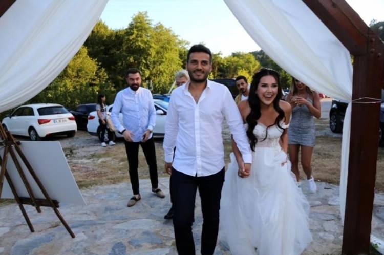 <p>Duruşmada savunma yapması için söz verilen Engin Polat, <em><strong>"Aylardır bu günün gelmesini bekliyoruz. Yasadışı bahis iddiaları ilk önce sosyal medyada başladı. İlk başta ciddiye almamıştım lakin gözaltına alındım. Bu soruşturma evresinde kalıp kovuşturmaya geçmeyeceğini sanarken bugün kara para aklama suçlamasıyla karşınızdayım. İddianamede Kıbrıs’a yasadışı yollarla gittiğim iddia edilmektedir. Eşim ve baldızım ile kısa tatil amaçlı gittik. Derkan Başer ve Veysel Şahin’i tanımıyorum. İddianamede bahis organizasyonlarından aktarılan paranın soğuk cüzdan aracılığıyla yurtdışına çıkardığım iddiası var. Lakin bizim kazançlarımızın hepsi nihai aklama raporunda belirtilmişti. Soğuk cüzdanın ne olduğunu bilmiyorum, böyle bir hesabım olmadı. Türkiye’de güzellik sektöründe öncü firmayız. Hiçbir paravan şirketimiz yoktur. Ben ve ailemin yönettiği tüm şirketlerin kazançları yasal yolla elde edilmiş ticaretten varlıklardır"</strong></em> dedi.</p>