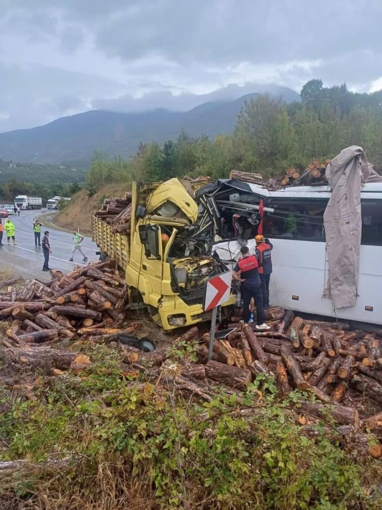 <p>Kazada otobüs ve kamyon sürücüleri hayatını kaybetti, 21 kişi de yaralandı. Araçların kullanılamaz hale geldiği kazada kamyondaki tomruklar da yola saçıldı.</p>

<p> </p>
