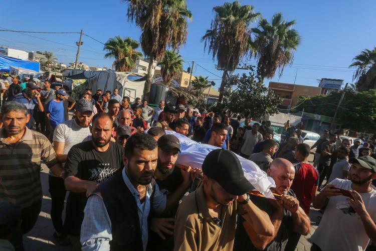 <p><span style="color:#B22222"><strong>&Ccedil;ADIRLARA SALDIRDILAR</strong></span></p>

<p>​</p>

<p>Siyonist rejim ordusu gecenin ilerleyen saatlerinde Gazze'nin orta kesimindeki Deyr el-Belah kentinde bulunan Aksa Şehitleri Hastanesi &ccedil;evresine sığınmış yerinden edilmiş Filistinlilerin &ccedil;adırına saldırı d&uuml;zenledi.</p>
