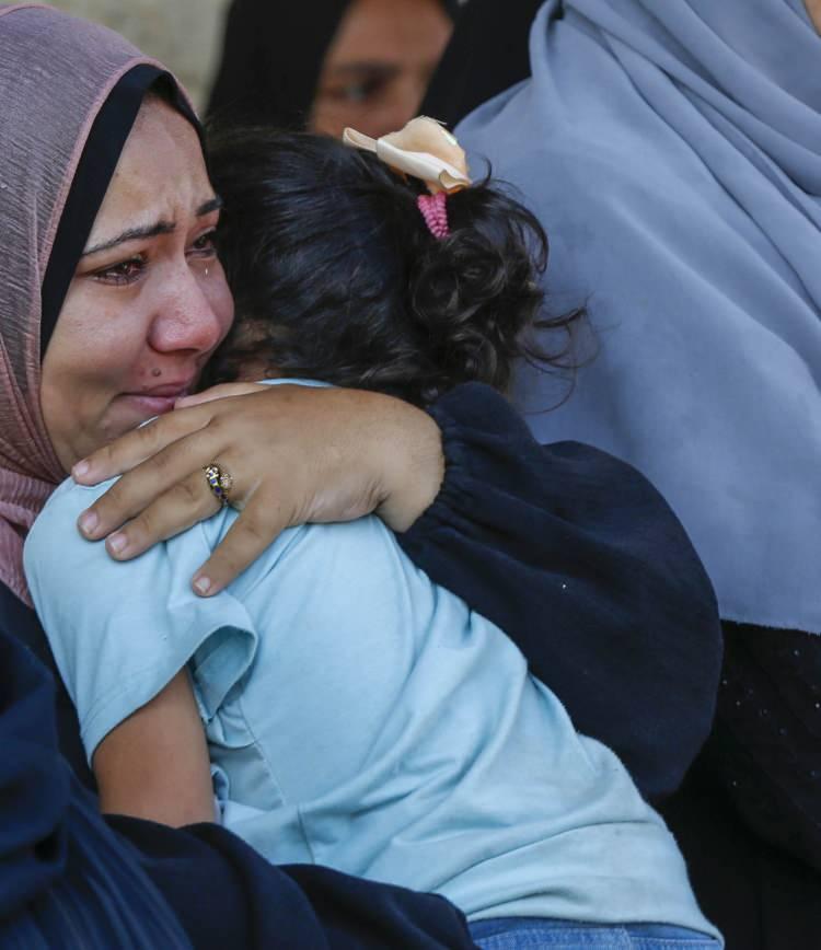 <p><strong><span style="color:#B22222">SİVİLLERE ROKET ATTI</span>​</strong></p>

<p>&nbsp;</p>

<p>Saldırının d&uuml;zenlendiği alandaki<strong>​</strong> yıkım ve roket par&ccedil;aları g&ouml;r&uuml;nt&uuml;lenirken saldırı sonucu hayatını kaybedenler ve yaralananların olduğu aktarıldı.</p>
