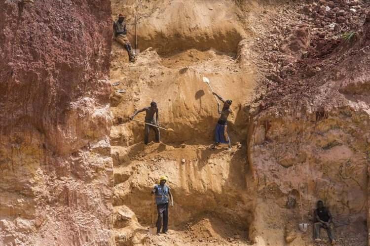 <p>Çin'in, başta kritik madenler olmak üzere Afrika'nın geniş hammadde kaynaklarına ilgisi ve bu alandaki yatırımları artarken ABD, Avrupa ve diğer ülkelerin "kapasite fazlası üretim" gerekçesiyle Çin'den ithal elektrikli araçlar ve yeni enerji donanımlarına getirdiği gümrük tarifelerine karşı Afrika pazarı Çin açısından önemli bir alternatif olarak öne çıkıyor.</p>
