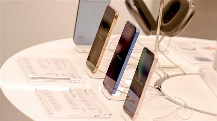 <p>Söylediklerinizin reklam olarak karşınıza çıkmasını istemiyorsanız şu adımları uygulayabilirsiniz:</p>
<p>Google profilinizi açın ve Hesabınızı yönetin bölümüne tıklayın. Veriler ve gizlilik bölümünü seçin.</p>