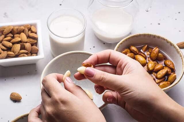 <p><strong>6- İyileştirilmiş Hidrasyon</strong></p>
<p>Kuruyemişler doğal olarak düşük <strong>su içeriğine</strong> sahiptir. Onları suda bekletmek, kuruyemişlerin <strong>nem oranını</strong> artırır ve tüketildiğinde daha nemli ve besleyici hale gelir. Bu, özellikle kuru ve sert kuruyemişler için faydalı olabilir.</p>