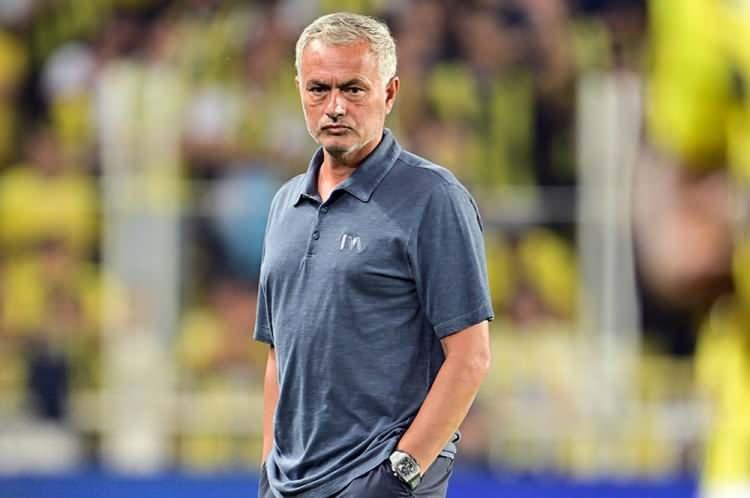 <p>Fenerbahçe Teknik Direktörü Jose Mourinho'nun kadro planlamasında kritik öneme sahip 3 futbolcunun satılmaması yönünde rapor bildirdiği belirtildi.</p>
