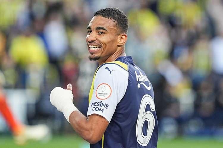 <p>Geçen sezon bedelsiz bir şekilde Fenerbahçe'nin kadrosuna kattığı başarılı futbolcu için Lazio, Marsilya ve Rennes kulüplerinin harekete geçebileceği konuşuluyordu.</p>