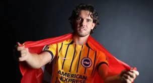 <p><strong>DAHA DÜŞÜK ÜCRETE İNGİLTERE'YE GİTTİ</strong><br />
<br />
Buna karşın İngiltere Premier Lig'de oynama hayali olan Ferdi Kadıoğlu, Brighton'ın 2.5 milyon euroluk teklifine "evet" dedi.</p>