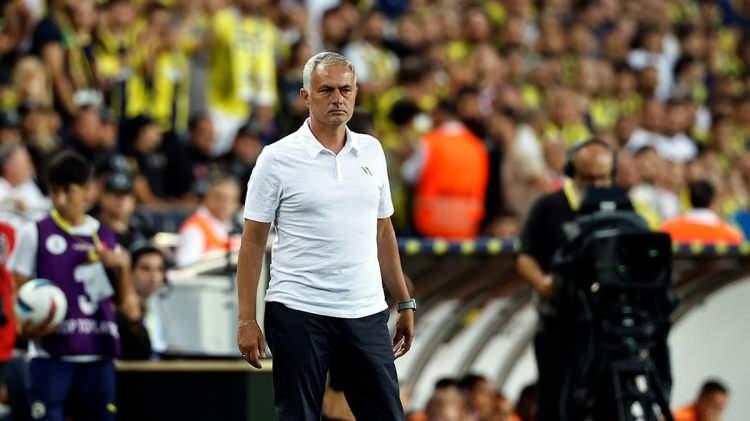 <p>Bu transfer ile ilgili Portekizli teknik adam Jose Mourinho, Alanyaspor galibiyeti sonrası dikkat çeken ifadeler kullandı.<br />
<br />
İşte o sözler:</p>
