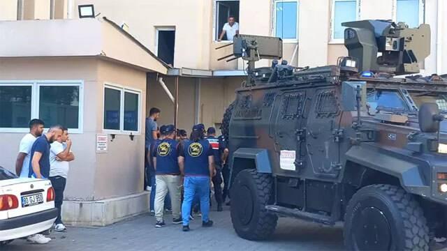 <p><strong>NARİN GÜRAN'IN AMCASI TUTUKLAMA TALEBİYLE MAHKEMEYE SEVK EDİLDİ</strong></p>
<p>Jandarma, <strong>S.G.</strong>’nin telefonunda yaptığı incelemede, WhatsApp yazışma ve görüşmelerinin tamamen silindiğini belirledi. <strong>S.G.</strong>, jandarmadaki işlemlerinin tamamlanmasının ardından <strong>Diyarbakır Adliyesi</strong>’ne sevk edildi ve <strong>tutuklanma talebiyle mahkemeye</strong> sunuldu.</p>