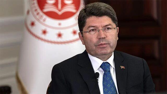 <p><strong>"TUTUKLAMA KARARI TEDBİR"</strong></p>

<p> </p>

<p>Soruşturmaya ilişkin <strong>Adalet Bakanı Yılmaz Tunç'tan</strong> katıldığı bir TV programında yeni bir açıklama geldi.</p>

<p>Bakan Tunç, Narin Güran'ın amcasının tutuklanmasına ilişkin, "<strong><em>Şüphe vardı, tutuklama kararı tedbirdi. Soruşturma devam ediyor. Kimsenin şüphesi olmasın. En ince detaylarına ulaşıncaya kadar yargımız, savcılığımız gerekli incelemeleri yapacağız.</em></strong>" dedi.</p>
