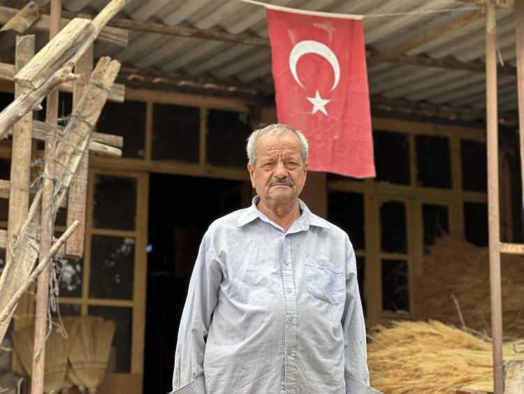 <p>Yaklaşık 30 yıl öncesine kadar bine yakın kişinin geçim kaynağı olan, 300 ustanın yer aldığı Süpürge Borsası'nda bugün geriye sadece 20 usta kalırken, tüketimin azalması kar yapmalarını engelliyor.</p>