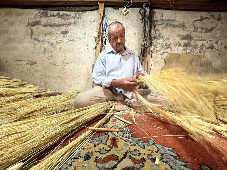 <p>El emeği süpürgelerin üretildiği Edirne'deki Süpürge Borsası'nın geçmiş yıllardaki durumunu da anlatan Gaspar, <strong>"Teknoloji her geçen gün kendini yeniliyor. O yüzden üretim düştü. Tüketim daha da fazla düştü. Önceden üretim olarak Edirne'de üretilirdi. Türkiye'de bunun üstüne bir ham madde çıkmazdı. Bölgemizde çok kaliteli ham madde yetişiyordu. Şimdi ham maddenin üretimi de çok düştü."</strong> diye konuştu.</p>