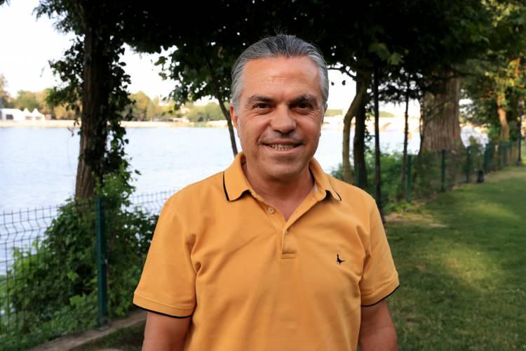 <p>Göğsündeki Türk bayrağı ve Göktürkçe <strong>"Türk"</strong> yazılı armasıyla dikkati çeken Koç, kentteki tarihi ve turistik yerlerde vatandaşlarla buluştu.</p>