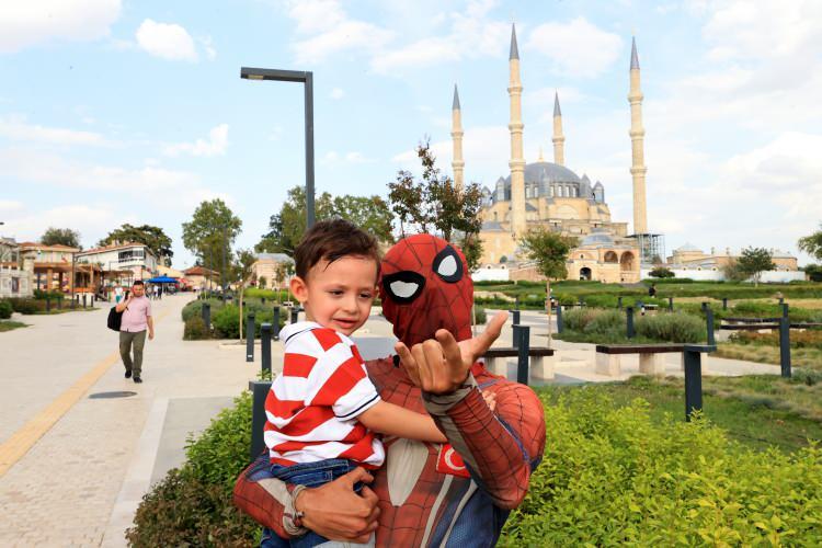 <p>Selimiye Meydanı'nda çocuklarla fotoğraf çektiren Koç, karşılaştığı kişilerle sohbet etti.</p>
