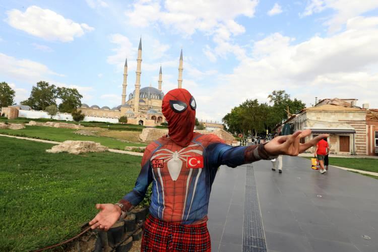 <p>Valilik tarafından hizmete sunulan nostaljik tramvay görünümlü <strong>"gezi treni"</strong> ile kenti gezen ve Meriç Köprüsü üzerinde de nehri izleyen Koç, burada da sempatik tavırlarıyla ilgi gördü.</p>