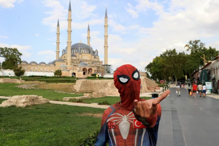 <p><strong>"Örümcek Adam" </strong>Meriç Nehri kenarındaki bir tesiste de kendisine ikram edilen Edirne'nin meşhur lezzeti tava ciğerin tadına baktı.</p>