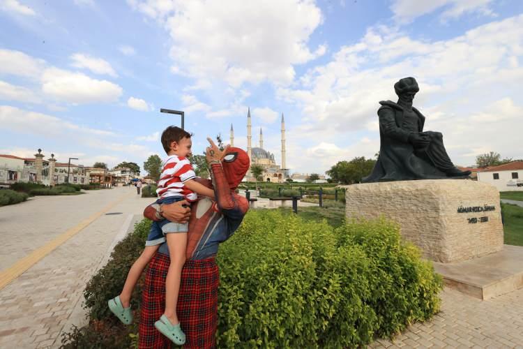 <p><strong>"Çocuklara 'Örümcek Adam'ın iyi kahraman olduğunu anlatıyorum. Çocuklar bizim ince çizgimiz. Küçükken ne görürlerse onu yaparlar. 'Örümcek Adam'ın atlama, zıplama yapmadığını, yardımsever ve hayatı paylaşmayı sevdiğini anlatıyorum. Ayrıca trafikte karşılaştığım sürücülere de dikkatli sürmelerini, motosiklet sürücülerine ise kask takmaları gerektiğini söylüyorum."</strong></p>