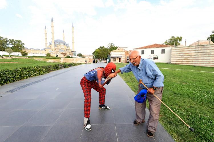<p>Salih Ayaz Koç, Türkiye'yi gezme hayalini gerçekleştirmek için <strong>"Örümcek Adam" </strong>kostümüyle yola Koyuldu. Koç'un 39. durağı Edirne olurken vatandaşlarla geçirdiği renkli anlar kameraya yansıdı.</p>