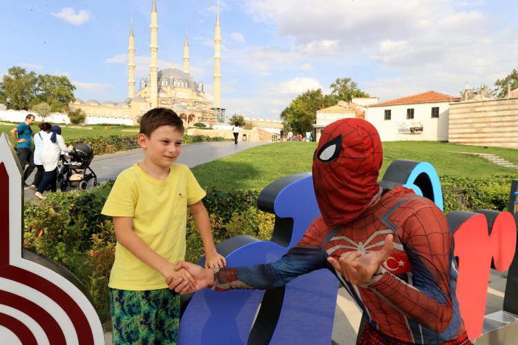 <p>Restoran işletmecisi Kemal Kılıç da <strong>"Örümcek Adam"</strong>ı ağırlamaktan mutluluk duyduklarını ifade etti.</p>