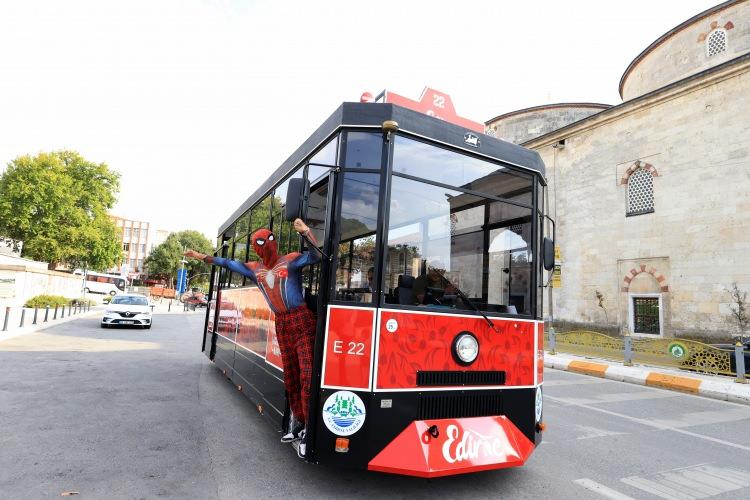 <p>Kendisine tava ciğer ikram ettiklerini belirten Kılıç, <strong>"Onun sosyal sorumluluk projesi adı altında yurdu gezdiğini takip ediyorum. Deprem bölgesinde yaptığı etkinliklerden etkilendik. Edirne'ye gelince de onu ağırlamaktan mutluluk duyuyoruz, iyi ki gelmiş. Büyük şehirleri ve ülkemizi tanıtmak için çaba harcıyor."</strong> dedi</p>