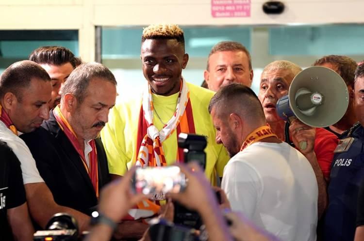 <p>Galatasaray, Napoli'den Victor Osimhen'i kiralık olarak kadrosuna kattı. Osimhen Süper Lig'e gelişiyle birçok rekoru eline geçirdi.</p>
