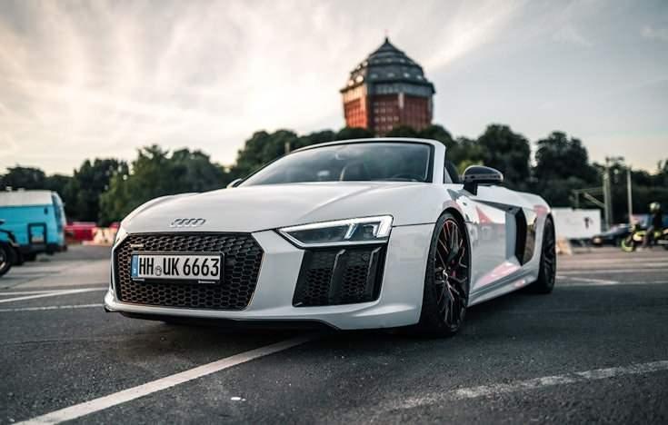 <p><span style="color:#B22222"><strong>AUDI'DEKİ KRİZİN SEBEBİ NE?</strong></span></p>
<p>Alman otomobil üreticisi Volkswagen Grubu'na ait Audi markası, temmuz ayında lüks segment elektrikli otomobil modeli Q8'in üretildiği ve yaklaşık 3 bin kişinin çalıştığı Brüksel fabrikasında talebin düşmesi nedeniyle yeniden yapılanmaya gidileceğini, söz konusu modellerin üretimine Meksika'da devam edileceğini açıklamıştı.</p>
<p> </p>