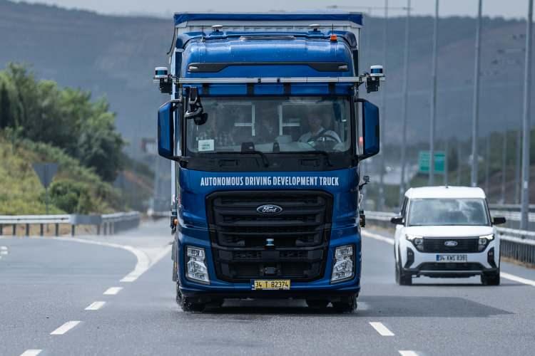 <p>Yol durumu hakkında elde edilen güncel bilgiler ile Akıllı Ulaşım Sistemleri Merkezleri üzerinden sürücüler anlık olarak bilgilendirilebilecek. Ayrıca gelişen teknolojilerle birlikte 5G gibi yeni haberleşme altyapılarının da testlerinin bu koridorda yapılmasını öngörüyoruz.” dedi. Projeyle ulusal bir AUS mimarisi ve yazılımı geliştirdiklerini de ifade eden Uraloğlu, “Akıllı Ulaşım Sistemlerinin ve Kooperatif Akıllı Ulaşım Sistemlerini tek bir merkezi yazılım çatısı altında toplayarak AUS standardizasyonunu sağlayacağız. Ayrıca proje kapsamında K-AUS ve AUS Sistemlerin kurulacağı Antalya ile İstanbul’da Fiber ve Enerji altyapı kurulumlarını da gerçekleştireceğiz. Proje yazılım altyapısının tamamlanmasını ve saha kurulumunu 2025 yılında, projemizi de 2026 yılı içerisinde tamamlamayı hedefliyoruz.” ifadelerini kullandı.</p>