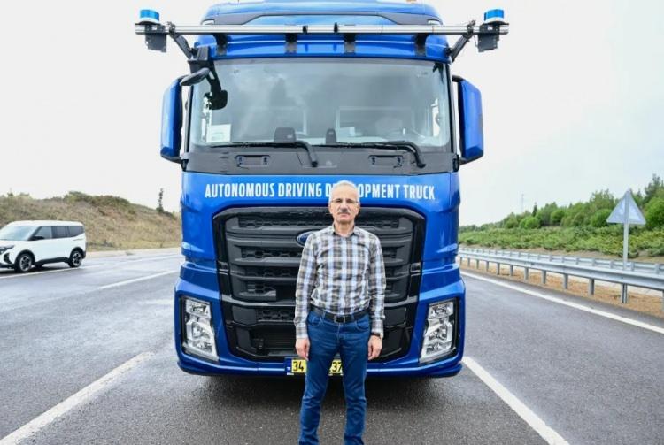 <p>Gerçekleştirilen test sürüşünün otonom taşımacılığın gelişmesi açısından önemli bir temel teşkil edeceğini ifade eden Bakan Uraloğlu sözlerine şu şekilde devam etti:</p>
<p>“Ülkemizde bir ilk olan bu projenin, Türkiye'de otonom araç geliştirme faaliyetlerine de öncülük edeceğine inanıyorum. Bu testlerin yapılmasına imkan veren Yavuz Sultan Selim Köprüsü ve Kuzey Çevre Otoyolu İşletmesi İCA’ya da ayrıca teşekkür ediyorum. Burada geliştirilen bilgi birikimi ve edinilen tecrübenin şimdiden Ford Otosan başta olmak üzere tüm proje paydaşlarına hayırlı olmasını temenni ediyor, başarılarının devamını diliyorum.”</p>