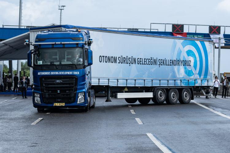 <p>Uraloğlu, bir sonraki adımın Seviye-5 olduğunu kaydederek, tamamen araçların tamamen sürücüye ihtiyaç duymadan hareket edebileceğini de vurgulayarak, “Şu anda zaten hiçbir müdahalemiz olmadı. Mesela U-dönüşlerini biz yaptık, niye biz yaptık? Sisteme yüklenmedi istersek onu da yükleriz, yolu tanıtabiliriz.” dedi. Yasal altyapıyla ilgili de çalışmalar yapıldığını kaydeden Uraloğlu, “Şu anda ancak trafiğe kapalı yerde bunu yapıyoruz. Önümüzdeki yılın ilk çeyreğinde bir yasal düzenlemeyle trafiğin daha disipline ve daha az yoğun olduğu yerde muhtemelen canlı trafikte denemelere başlayacağız. Bunun altyapısını da hukuki altyapısını da oluşturmaya başladık.” şeklinde konuştu.</p>