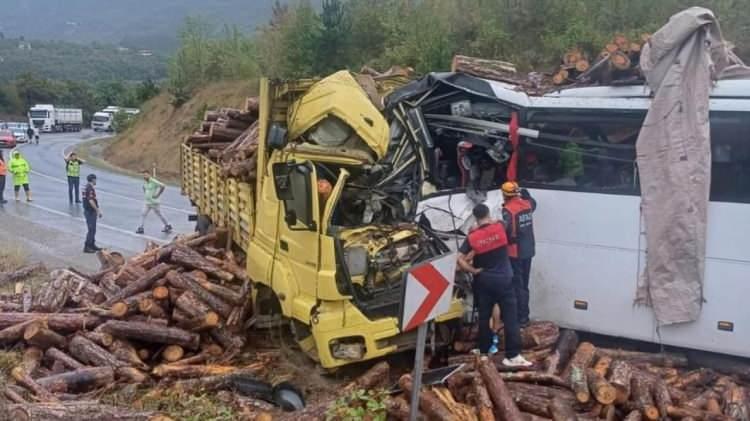 <p>Bartın’dan hareket eden yolcu otobüsü, Zonguldak’ın Gökçebey ilçesinin Kayadibi mevkiinde karşı yönden gelen tomruk yüklü kamyona çarptı.</p>
