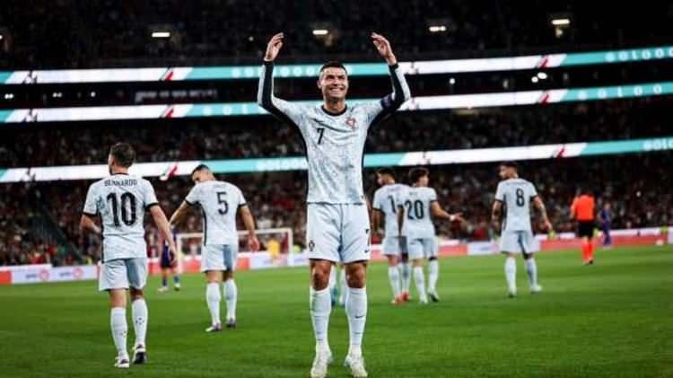 <p>Portekiz, 7. dakikada Jose Diogo Dalot'un golüyle 1-0 öne geçerken Ronaldo, 34. dakikada farkı ikiye çıkardı. Hırvatistan, 41. dakikada Dalot'un kendi kalesine golüyle farkı bire indirse de Portekiz, maçı 2-1 kazandı.</p>
