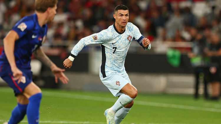 <p>Ronaldo'nun bu rekoru sonrası en golcü yıldızlar da merak konusu oldu. <br />
<br />
İşte an itibarıyla aktif en golcü bazı futbolcular:</p>

<p> </p>
