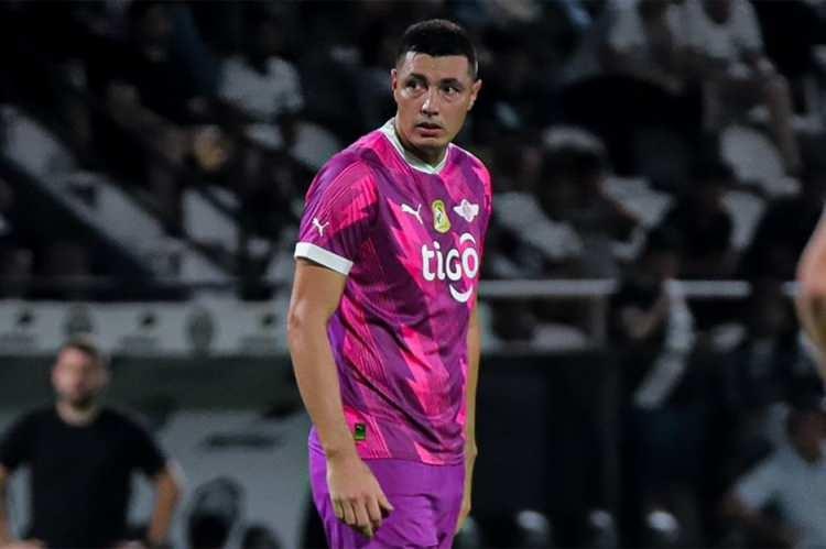 <p>Oscar Cardozo / 412<br />
<br />
- Paraguay</p>
