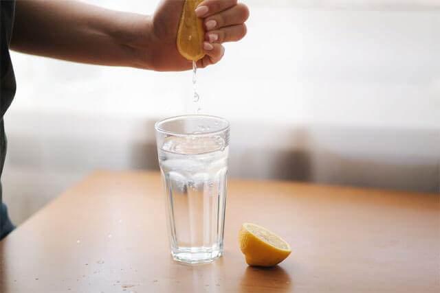 <p>Sabahları limonlu su içmek, son yıllarda detoks ve sindirim sistemine olan faydaları nedeniyle oldukça popüler hale geldi. Bu basit alışkanlık, sağlık açısından birçok yarar sağlayabilir. İşte sabahları limonlu su içmenin sağlığınıza sağlayabileceği <strong>7 önemli fayda</strong>:</p>
