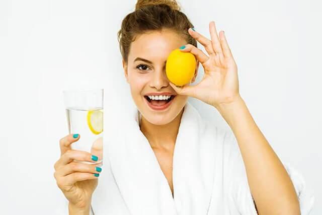 <p><strong>3- Cilt Sağlığını Destekler</strong></p>
<p>Antioksidanlar açısından zengin olan limonlu su, cildinizin daha parlak ve sağlıklı görünmesine katkıda bulunabilir. Sabahları limonlu su içmek, <strong>serbest radikallerle savaşarak yaşlanmayı geciktirebilir</strong> ve cilt sağlığınızı iyileştirebilir.</p>