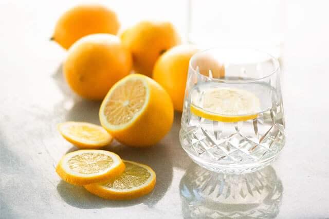 <p><strong>4- Metabolizmayı Hızlandırır ve Kilo Kaybını Destekler</strong></p>
<p>Sabahları limonlu su içmek, <strong>metabolizmanızı hızlandırma potansiyeline sahiptir</strong> ve kilo verme sürecine destek olabilir. Tokluk hissini artırarak, şekerli içecekler yerine sağlıklı bir alternatif sunar ve kilo kaybını destekleyebilir.</p>